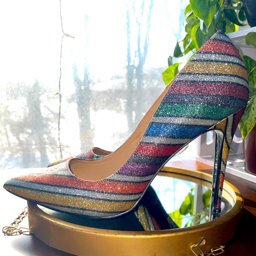 Pointed toe striped glitter pumps